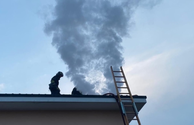 Canna fumaria in fiamme, arrivano i pompieri
