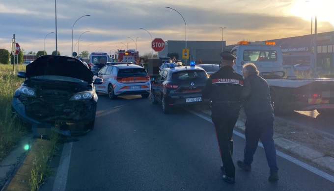 Schianto tra auto, due feriti