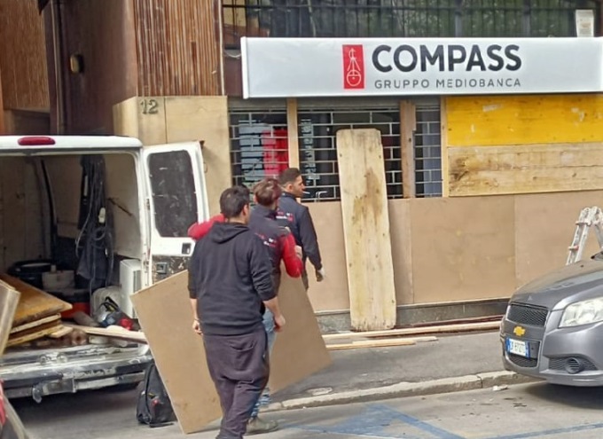 Ladri disturbati dall’allarme, salta il colpo alla Compass