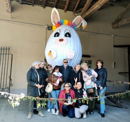 Il coniglio gigante delle Tricoteuses dà il benvenuto in Villa Annoni