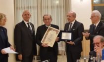 Monsignor Delpini riceve il Premio Bontà