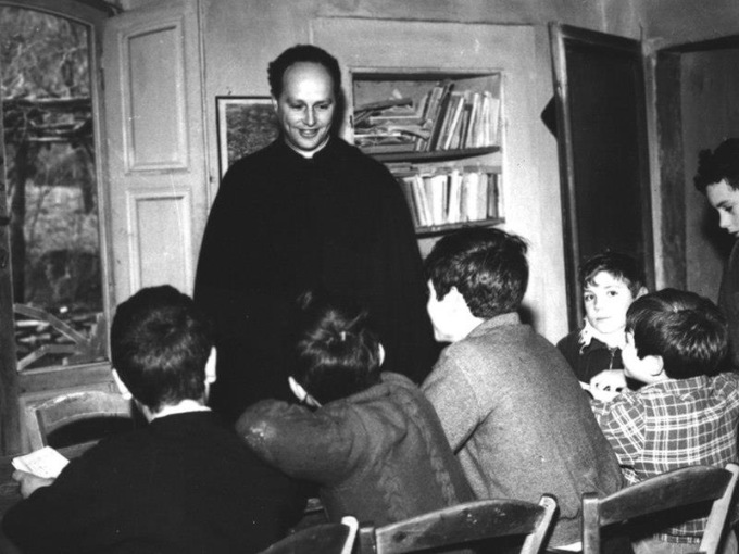 Centenario di Don Milani: dal teatro alla mostra fotografica
