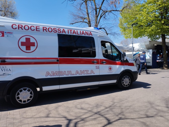 Botte tra vicini di casa, un ferito