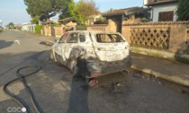 Auto divorata dalle fiamme: rogo domato dai pompieri