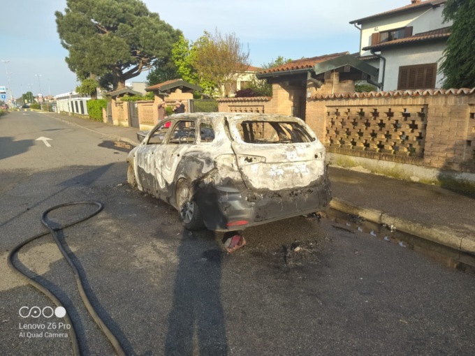 Auto divorata dalle fiamme: rogo domato dai pompieri