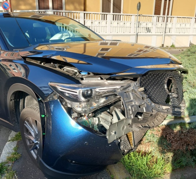 Maxi incidente tra auto all’incrocio: due feriti