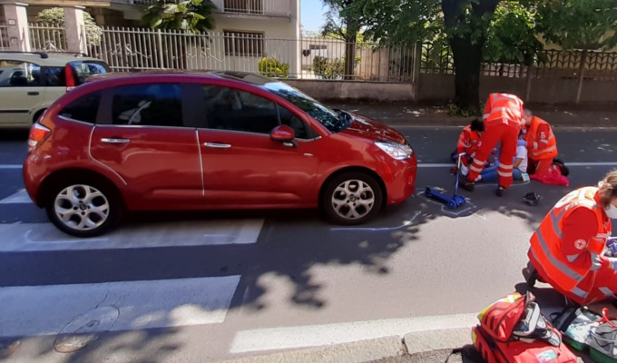 Mamma e figlio di 3 anni in monopattino investiti da un’auto
