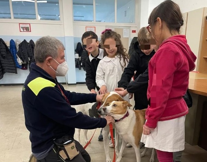 Pet therapy nelle scuole: Principessa Emma ed Eva la Monella tornano tra i bambini