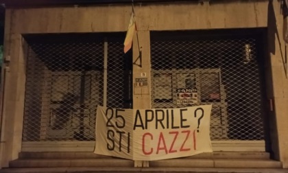 Sfregio al 25 Aprile: striscione offensivo sulla sede dell'Anpi