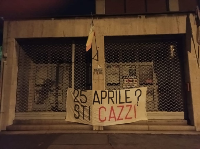 Sfregio al 25 Aprile: striscione offensivo sulla sede dell’Anpi