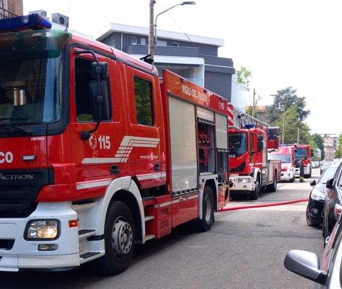 Fiamme in una cantina, condominio evacuato