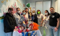 Gli studenti della Liuc in Pediatria per donare uova di Pasqua ai piccoli pazienti