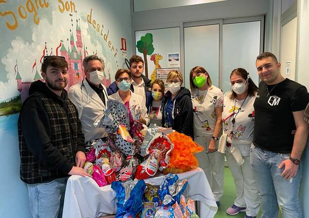 Gli studenti della Liuc in Pediatria per donare uova di Pasqua ai piccoli pazienti