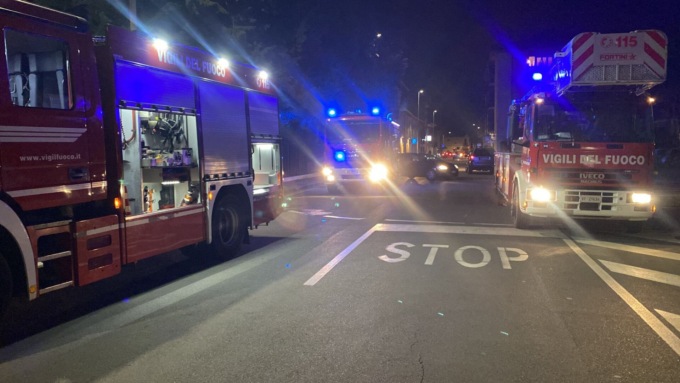 Box in fiamme, arrivano i pompieri
