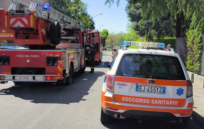 Mobile in fiamme, paura al quinto piano