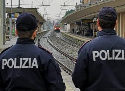 Urtato da un treno, viene sbalzato contro un albero e muore