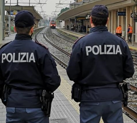 Ruba un portafogli in stazione centrale: arrestato un 28enne