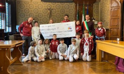Stoccata vincente, un assegno da 500 euro per aiutare  gli schermidori turchi che vivono nelle zone terremotate