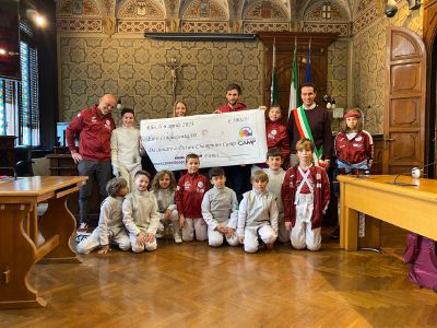 Stoccata vincente, un assegno da 500 euro per aiutare  gli schermidori turchi che vivono nelle zone terremotate