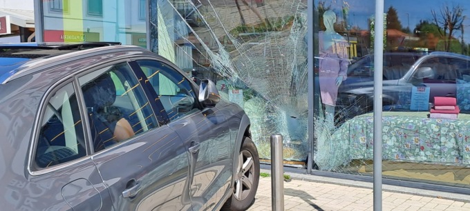Con l’auto finisce contro la vetrina