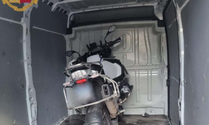 Banda ruba una moto e la carica sul furgone: arrestate cinque persone