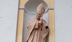 Raid vandalico contro le statue della chiesa