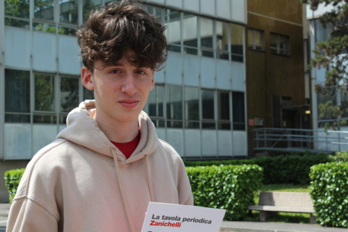 Simone è tra i migliori studenti di chimica della Lombardia