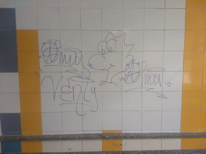 Dopo che Trenord ripulisce il sottopasso, i vandali pasticciano i muri
