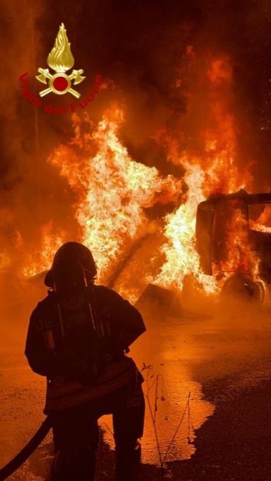 Incendio nella notte: camion distrutto dalle fiamme