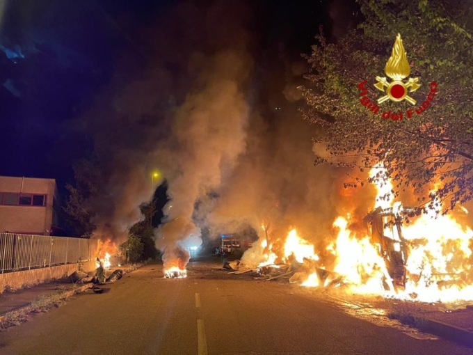 Incendio nella notte: camion distrutto dalle fiamme