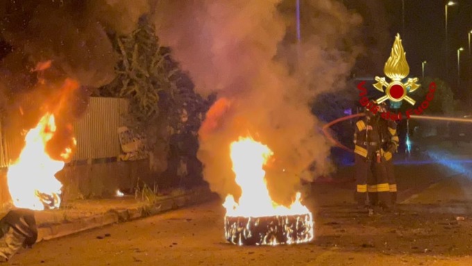 Incendio nella notte: camion distrutto dalle fiamme