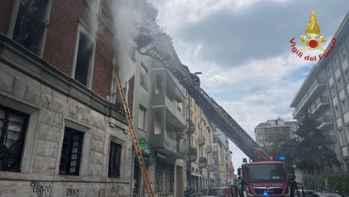 Incendio in centro a Milano: esploso un camion con bombole di ossigeno