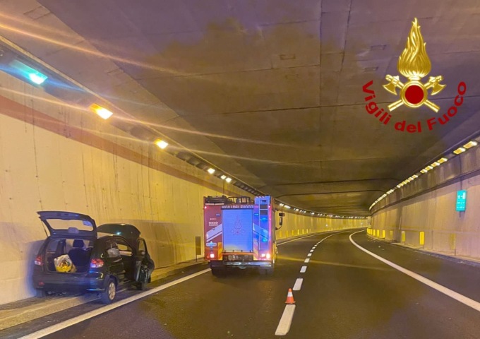 22enne perde il controllo dell’auto e rimane incastrata in galleria