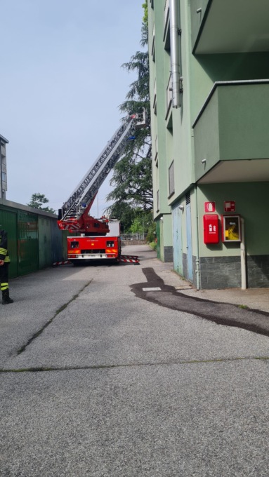 Anziano cade in casa, salvato da vicini e pompieri