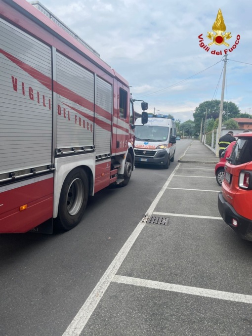 Bimbo di un anno resta chiuso in auto: lo salvano i pompieri