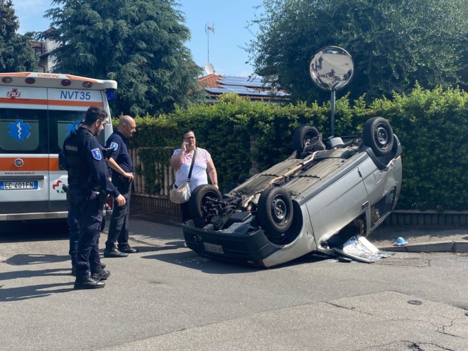 Ventenne si ribalta all’incrocio con l’auto: arriva l’ambulanza