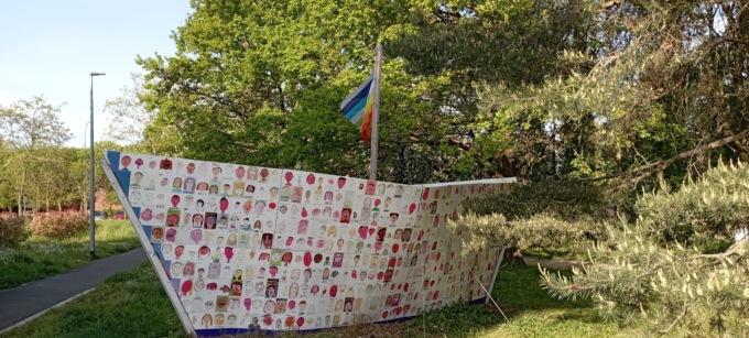 “Barca dell’accoglienza” più forte dei vandali