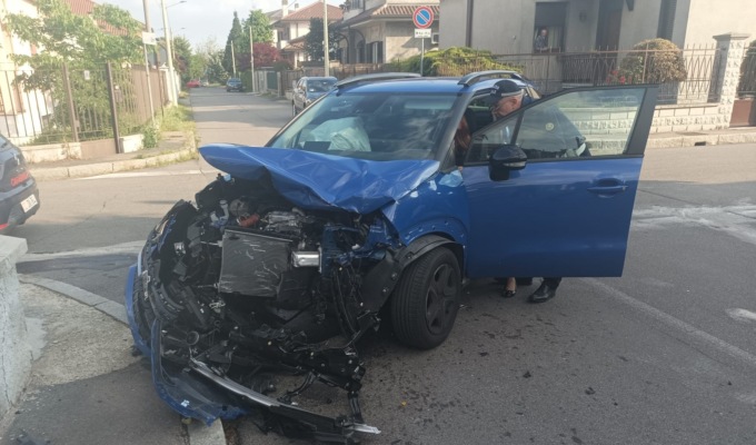 Maxi schianto all’incrocio, auto distrutte
