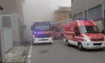 Incendio nella cartiera, fumo invade la zona