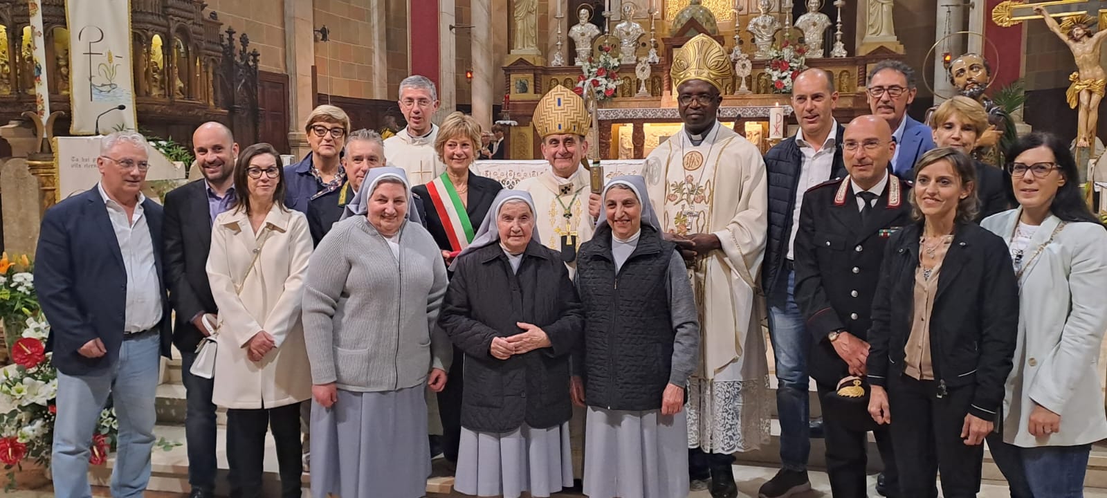 san vittore arcivescovo mario delpini visita 100 anni chiesa parrocchiale sindaco daniela rossi parroco don marco longoni
