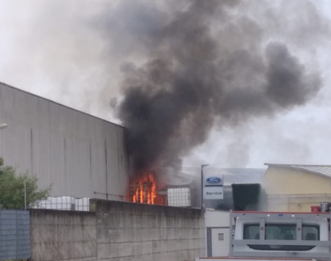 Scoppia l’incendio, ditta in fiamme
