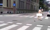 Corre nudo per strada: portato in ospedale per accertamenti