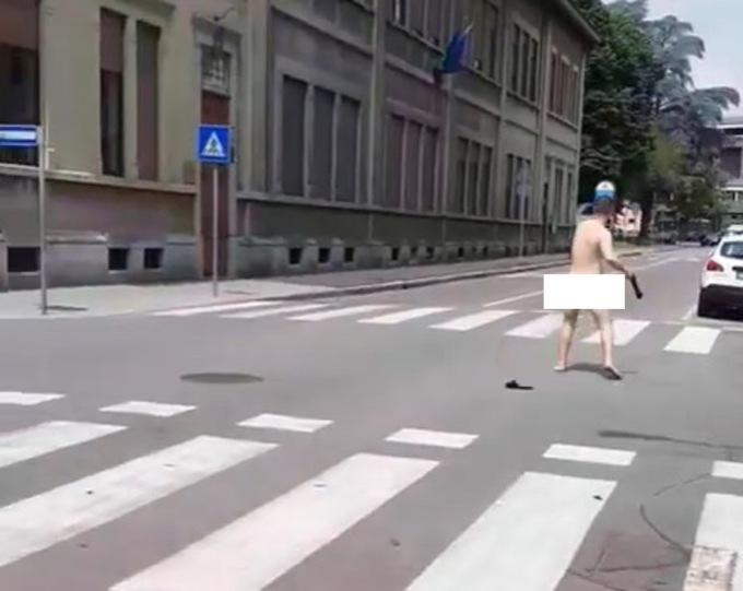 Attacchi alla Giunta per l’uomo nudo per strada: “Non c’è limite alla peggior politica”