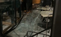 Ladri distruggono la vetrina del bar... per la terza volta