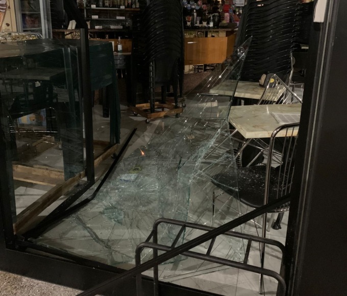 Ladri distruggono la vetrina del bar… per la terza volta