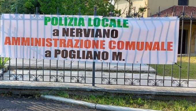 Striscione di protesta contro il Comando unico di Polizia Locale