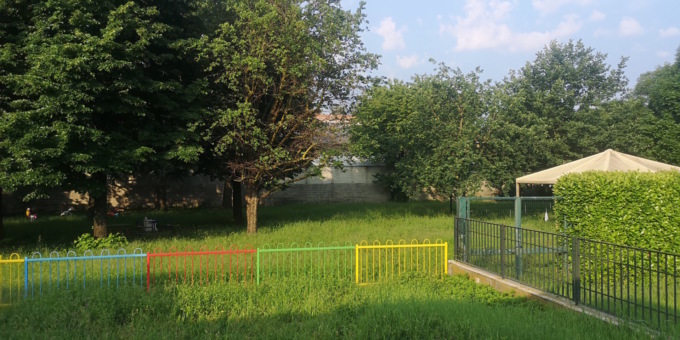 “Erba troppo alta all’asilo nido, i bimbi non possono giocare”