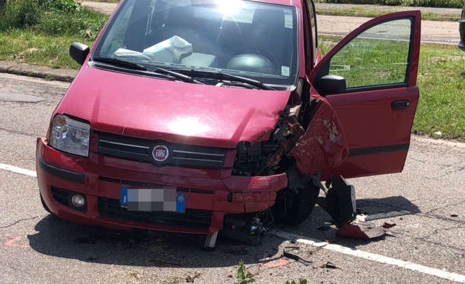 Anziana si schianta con l’auto contro un albero