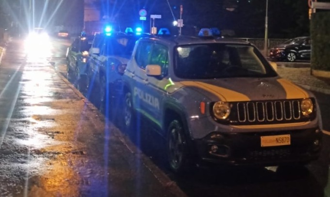 Le dà un passaggio, poi la violenta dietro un cespuglio: arrestato