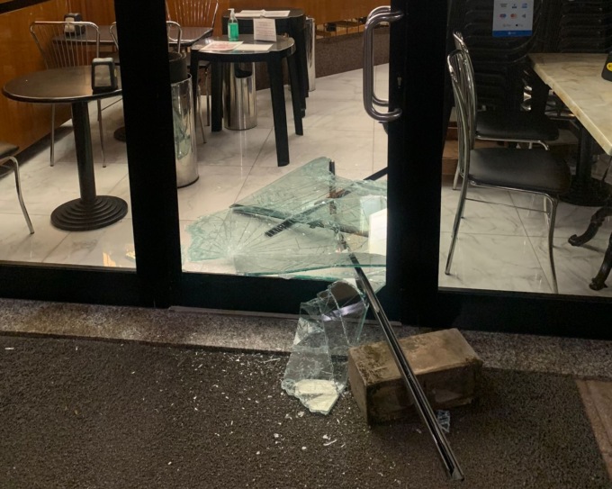Spaccate al bar De Bernardi, c’è un denunciato
